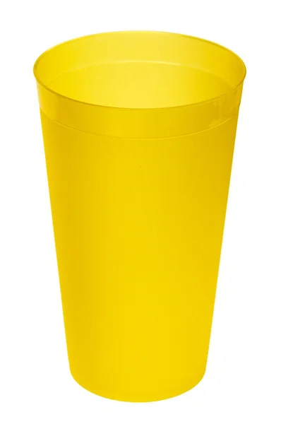 Verre en plastique jaune pour jus, isolé sur fond blanc — Photo